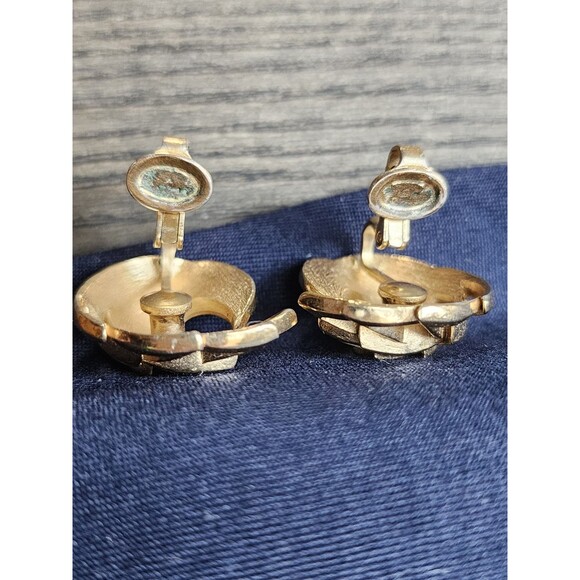 Trifari Crown Signed Vintage Clip On Feather Flame Gold Tone Earrings Textured - Picture 9 of 10